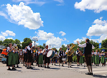 Das Puchheimer Blasorchester spielte auf zur Eröffnung des Festzugs.